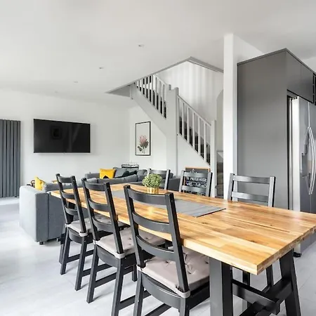 Spacious, Modern Home, Newquay W/ Parking *