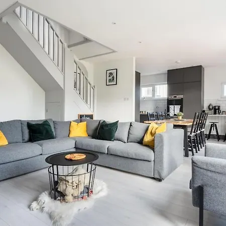 Spacious, Modern Home, Newquay W/ Parking *
