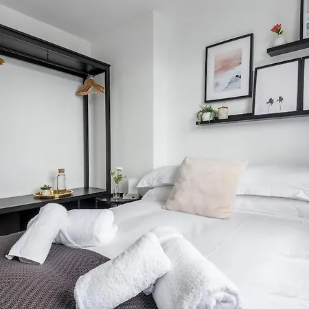 Dom wakacyjny Spacious, Modern Home, Newquay W/ Parking